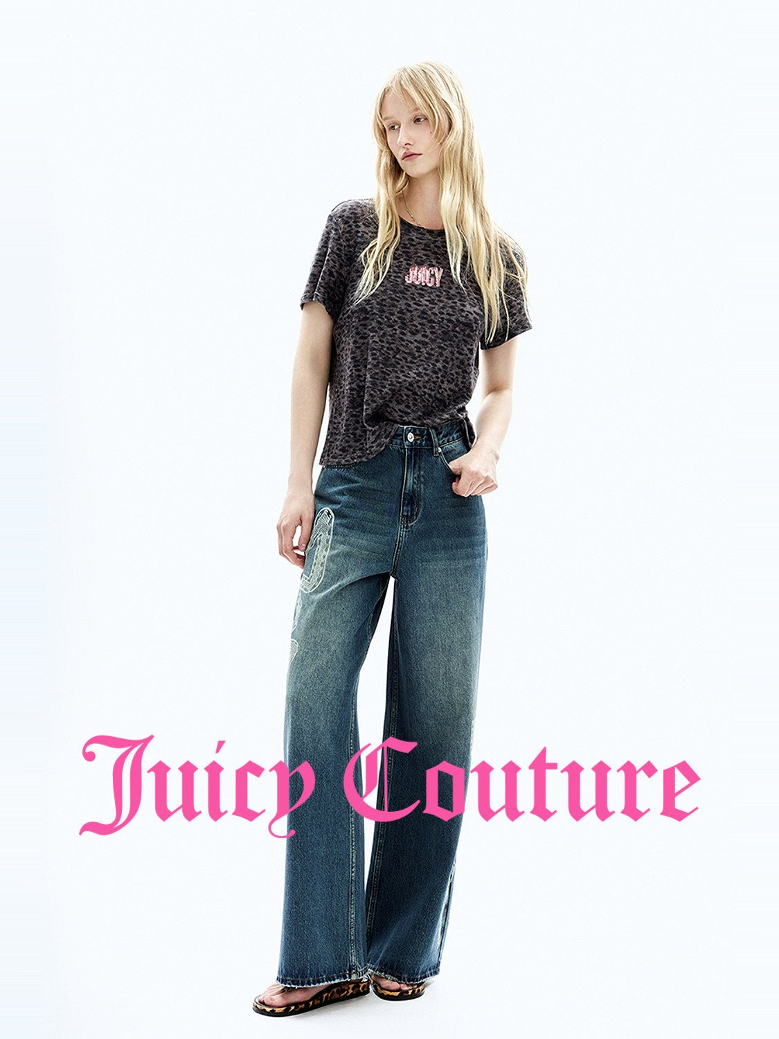 سروال جينز نسائي بشعار Juicy Couture بساق مستقيمة وطبعة فيونكة أزرق - رفعة