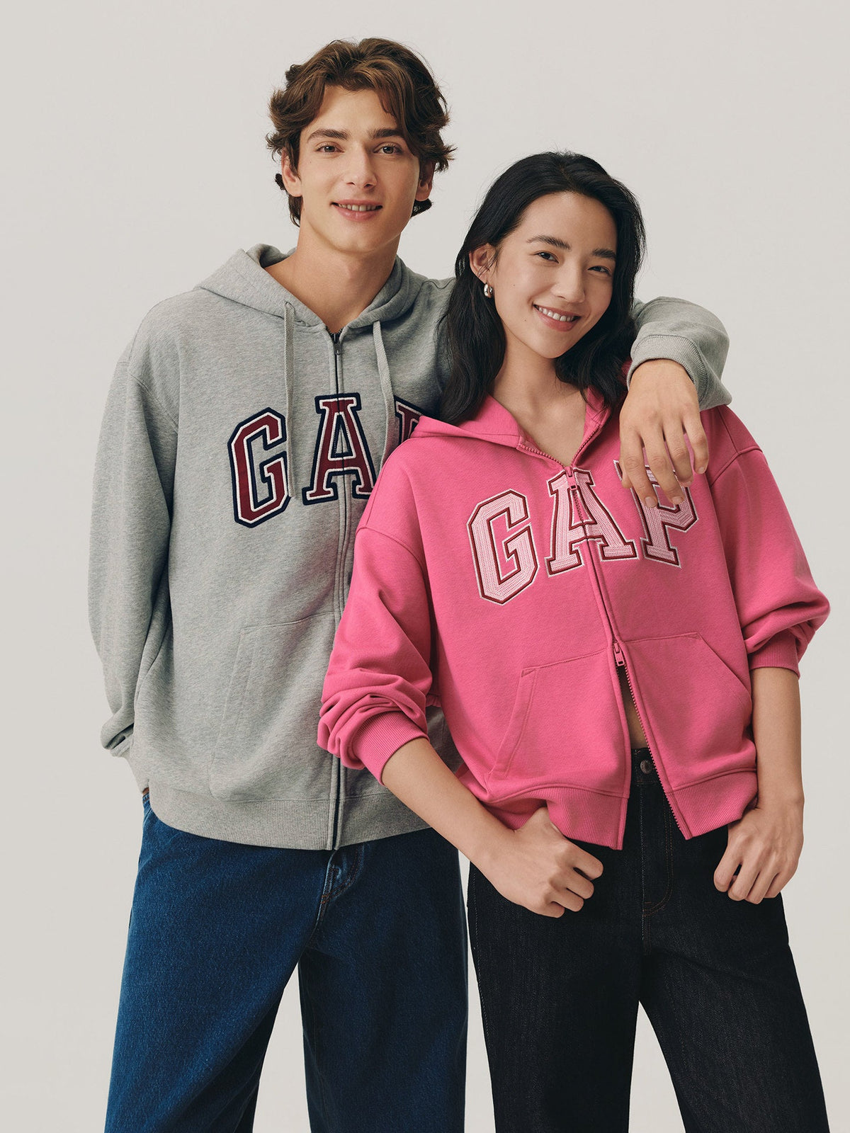 سترة بقلنسوة وسحاب Gap 788461 بالشعار للرجال والنساء - رفعة