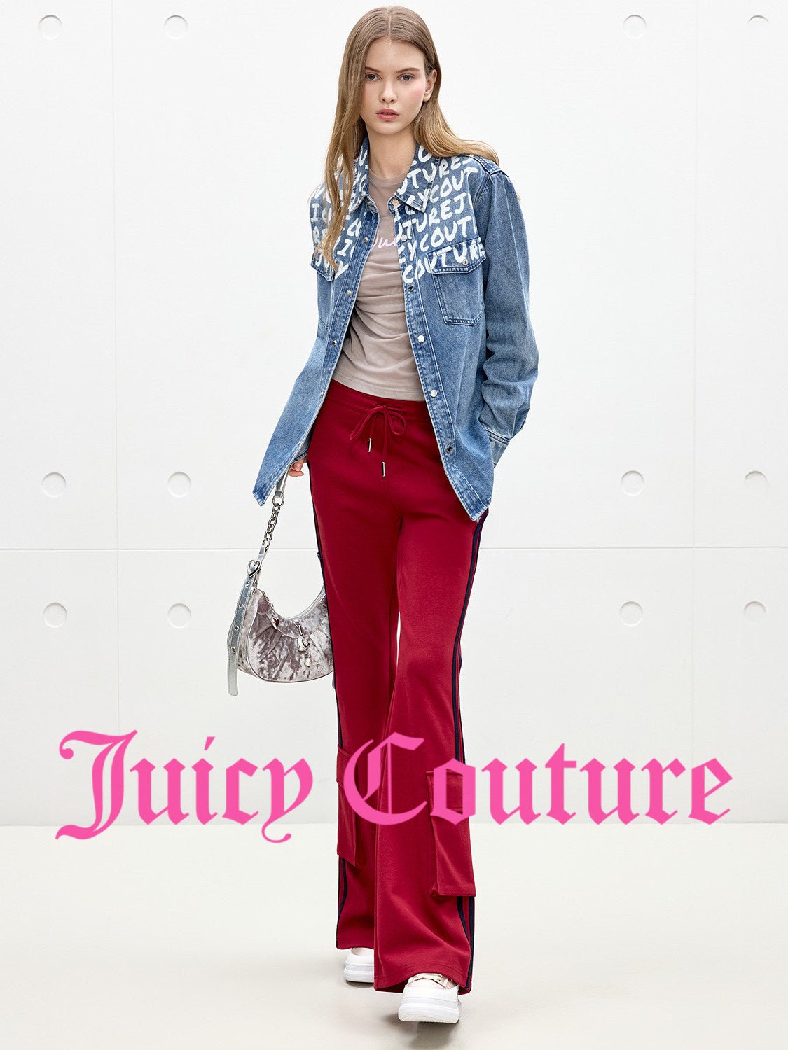 سترة جينز مغسول Juicy Couture بطبعة حروف وغرافيتي أزرق - رفعة