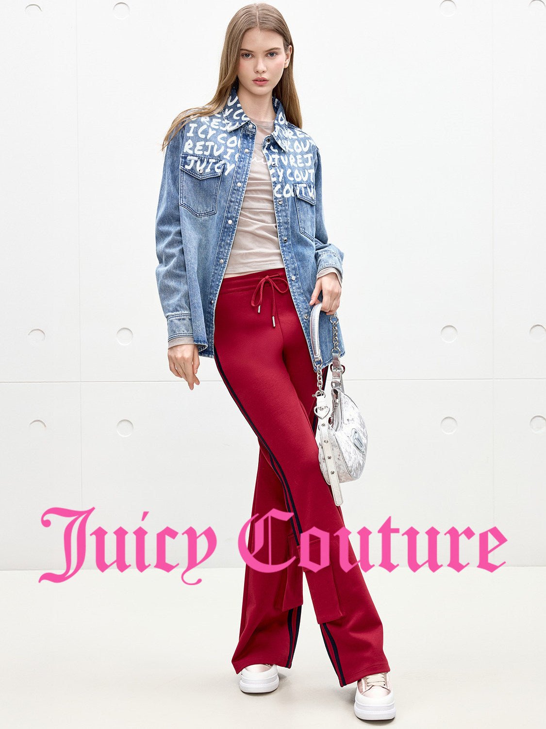 سترة جينز مغسول Juicy Couture بطبعة حروف وغرافيتي أزرق - رفعة