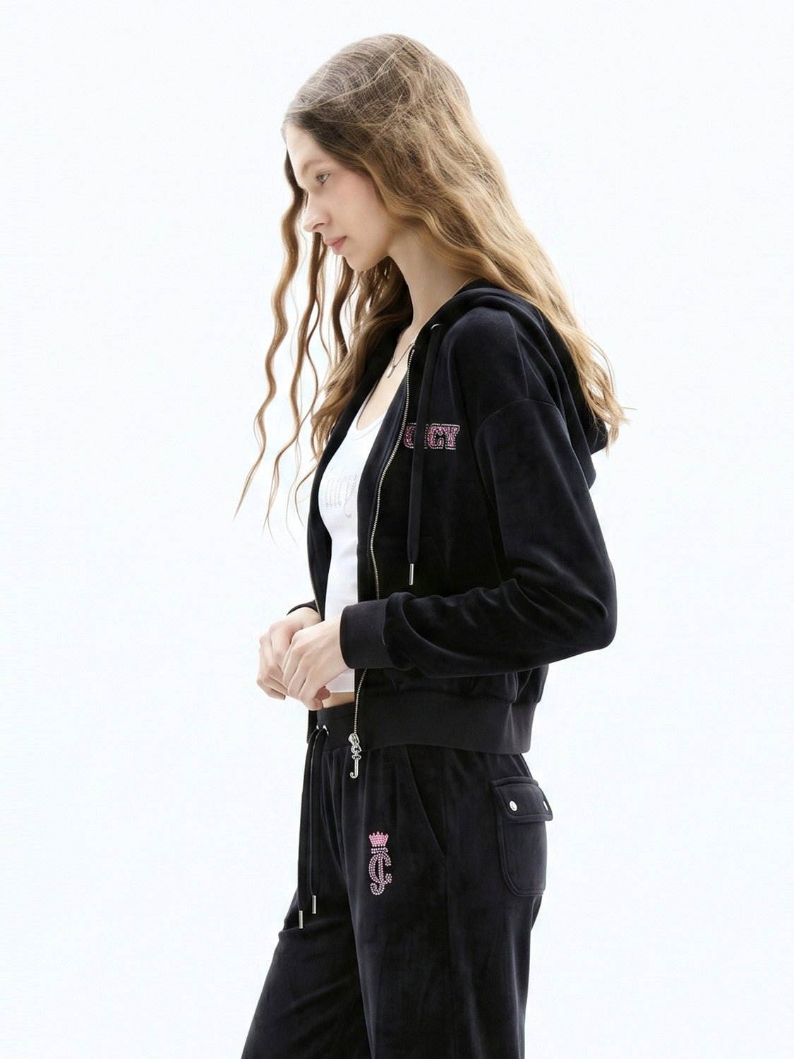 سترة مخمل مرن نسائية Juicy Couture بأحجار لامعة سوداء - رفعة