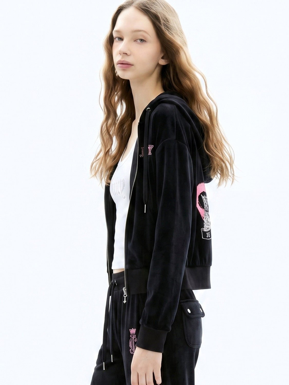 سترة مخمل مرن نسائية Juicy Couture بأحجار لامعة سوداء - رفعة