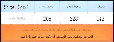 فستان فاخر بتصميم تراثي أنيق مع تطريز ذهبي، ذو قصة واسعة وأكمام فضفاضة.