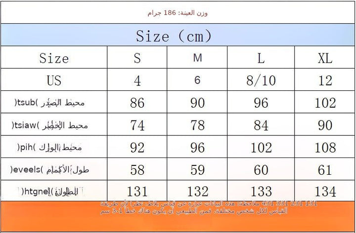 مخطط مقاسات لفستان أزرق بأكمام واسعة مزينة بشراريب، يعرض الأحجام بالسنتيمتر مع تفاصيل المحيط والطول.