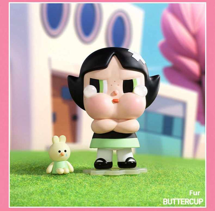 دمية فينيل بتركيب باكي بتصميم باتركب من POP MART x Crybaby، مع أرنب صغير، خلفية منزل وحديقة ملونة.
