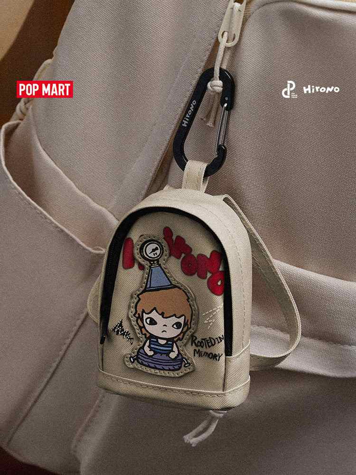 Pop Mart شنطة صغيرة بتصميم Hirono معلقة على حقيبة.