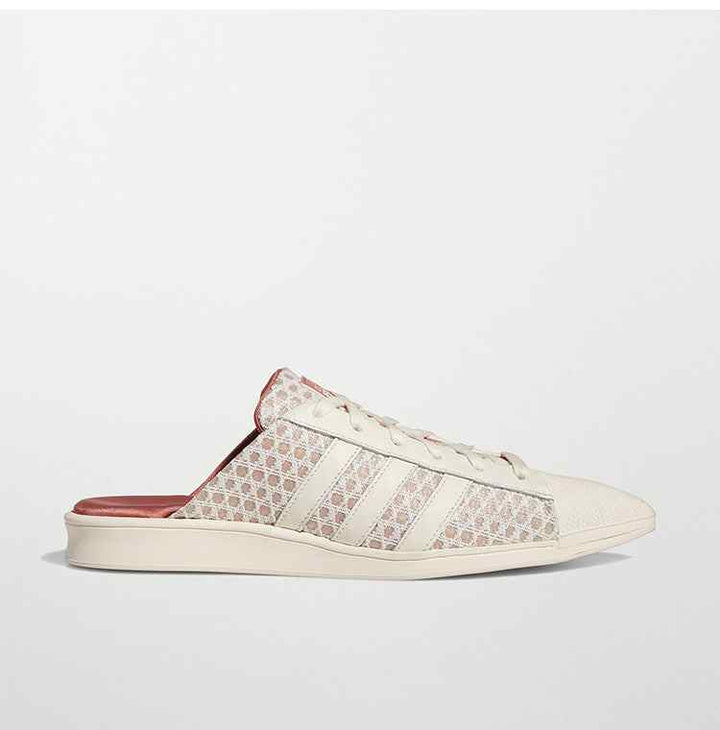 حذاء Adidas Ivy Park Mule نسائي بأنف مدبب، تصميم مفتوح من الخلف باللون الكريمي مع خطوط أديداس.