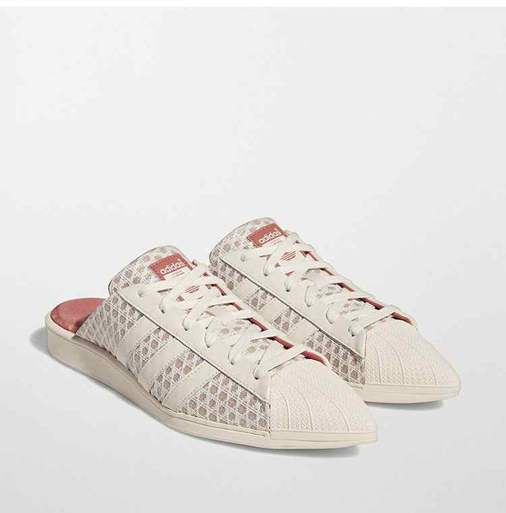 Adidas Ivy Park Mule نسائي بنمط خلفي مفتوح وتصميم أنف مدبب بنقش هندسي ولمسات جلدية.