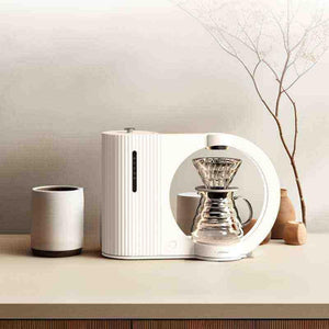 ماكينة Drip Coffee لتحضير القهوة المقطرة بتصميم عصري أبيض.