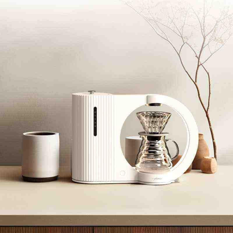 ماكينة Drip Coffee لتحضير القهوة المقطرة بتصميم عصري أبيض.