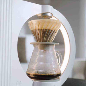 ماكينة Drip Coffee لتحضير القهوة المقطرة بتصميم عصري أبيض.