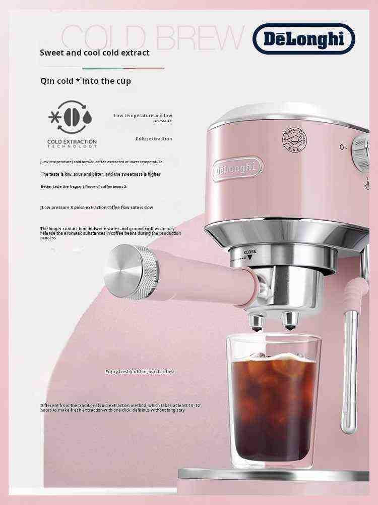 ماكينة DeLonghi لتحضير Espresso و Cold Brew بتصميم أنيق.