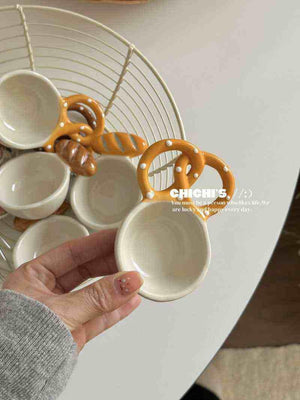 صحن تقديم سيراميك بتصميم Cute Bread و Pretzel مميز.