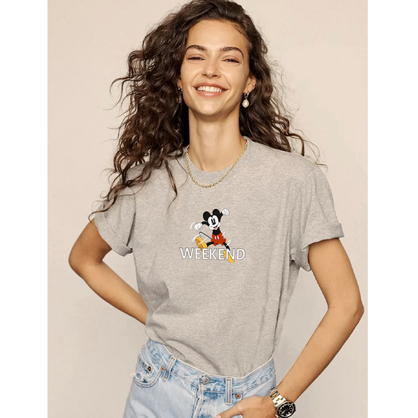 امرأة ترتدي تيشيرت Mickey Weekend رمادي بقصة كاجوال مع طبعة ميكي ماوس ملونة تحمل كلمة WEEKEND