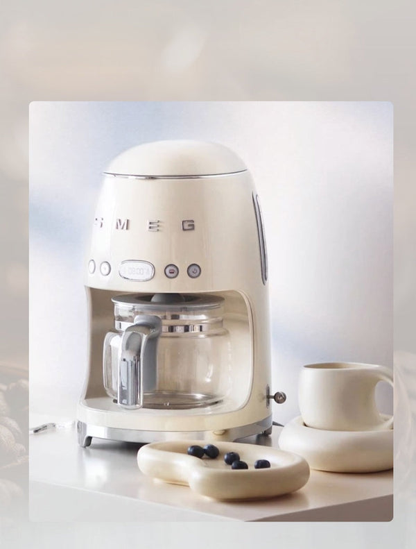 سميج آلة تحضير القهوة بالتقطير SMEG بتصميم أنيق باللون الكريمي مع إبريق زجاجي وسعة 1.4 لتر وخاصية الحفاظ على الحرارة لمدة 60 دقيقة