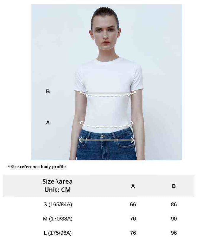 امرأة ترتدي تيشيرت أبيض و سروال جينز أزرق بمقياس حجم الجسم لمنتج ZARA2025 خريف نسائي