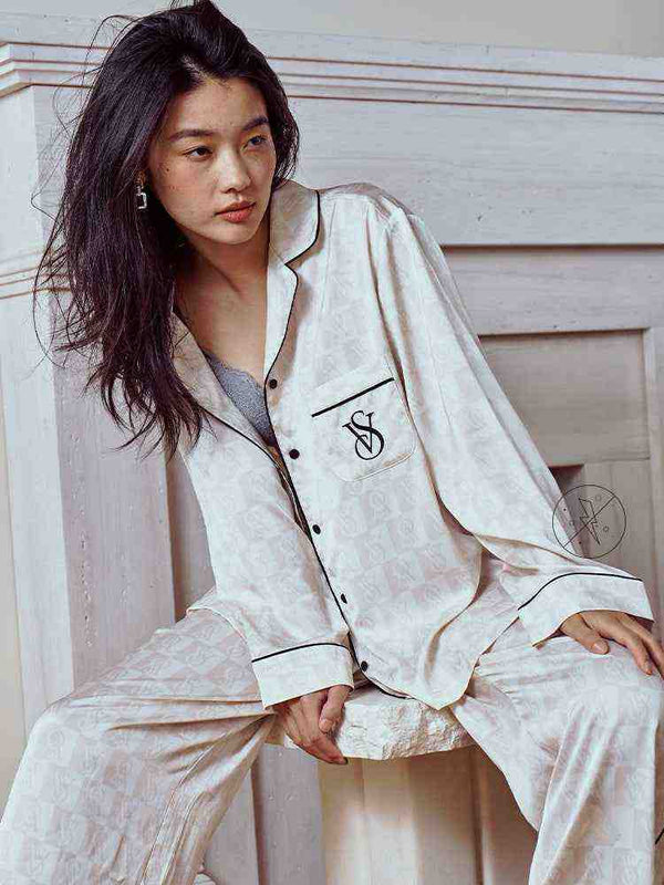 طقم بيجاما ساتان ناعم وبارد من Victoria's Secret للنساء صيف 2025