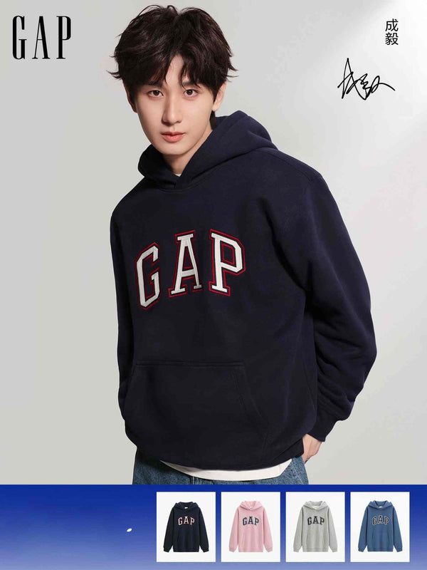 شاب يرتدي Gap هودي أصلي كاجوال كلاسيك باللون الأسود بتصميم GAP بارز