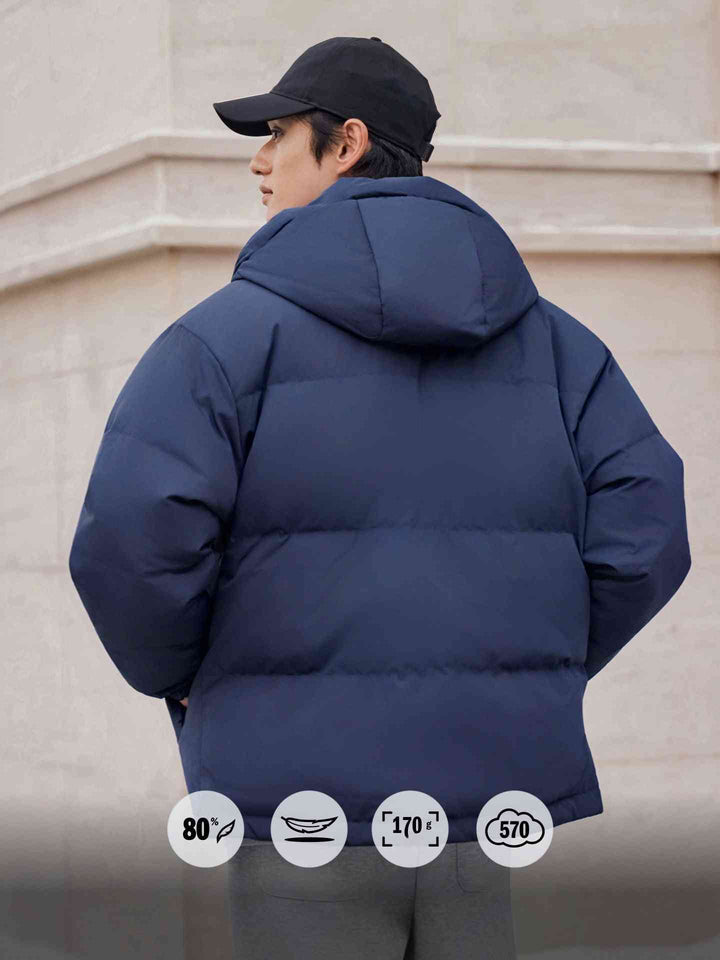 رجل يرتدي Adidas جاكيت 600 Puff بلون كحلي مع كاب وقبعة سوداء من الخلف