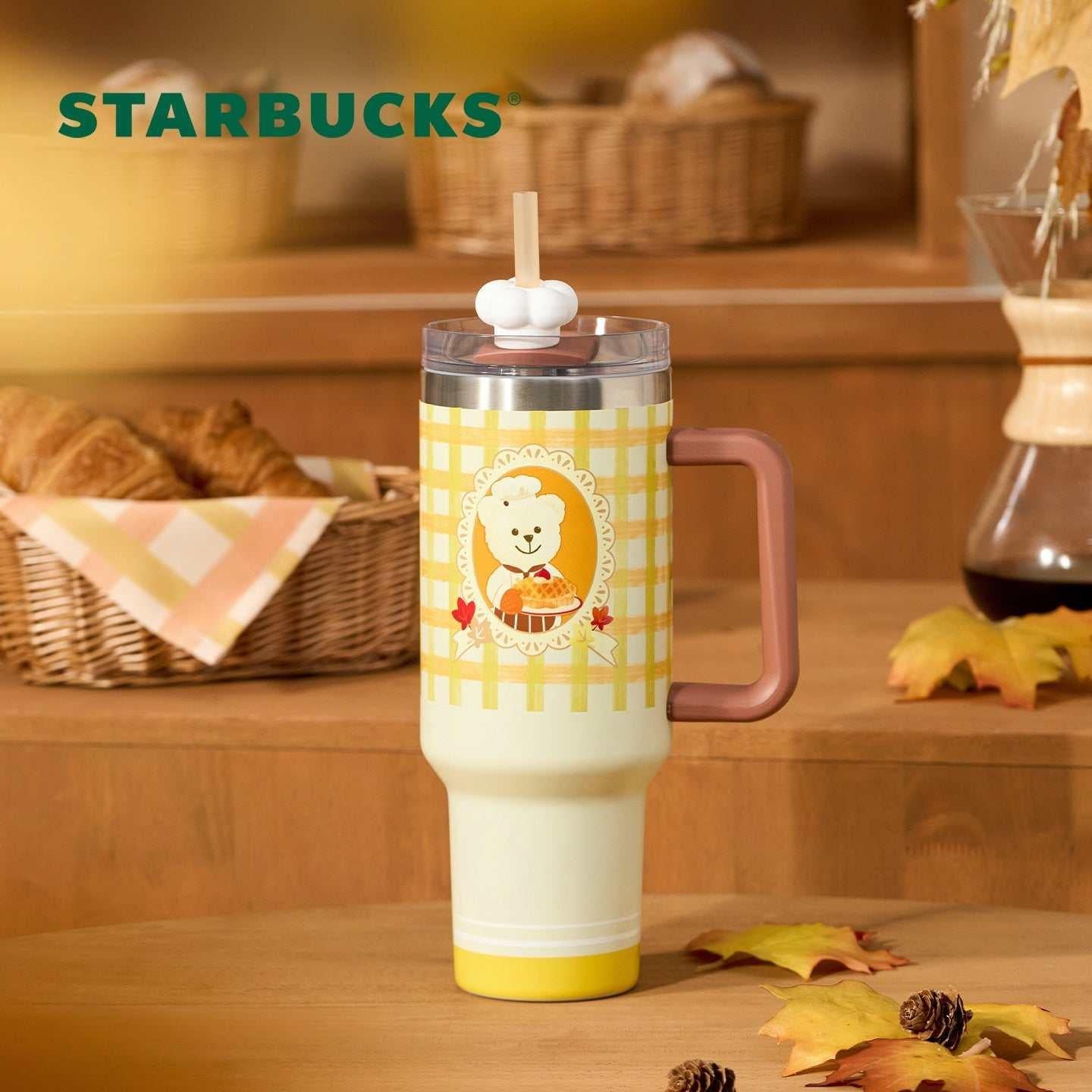 مجموعة Starbucks Fall Collection بتصاميم الدب والألوان الخريفية.