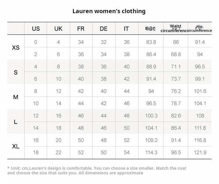 فستان لورين بتصميم أنيق برقبة دائرية، حزام جلدي بني، شق جانبي وتنورة متعرجة بلون بيج دافئ للمناسبات والعمل.
