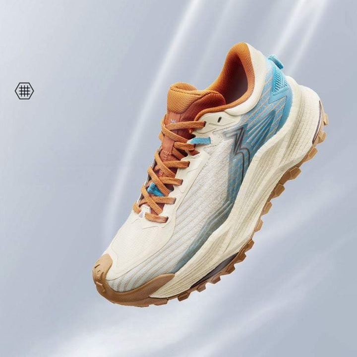 حذاء 361 Wuxia 2.0 بتصميم عصري بألوان كريمية وسماوية مع بطانة برتقالية ونعل مطاطي مقاوم للانزلاق للمشي والجري في الطبيعة