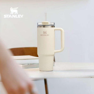 كوب Stanley Quencher الأصلي بحجم 887 مل مع مقبض مريح.