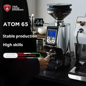 مطحنة القهوة Eureka Atom 65 بتقنية طحن هادئة وسريعة.