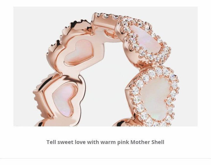 خاتم APM Monaco على شكل قلب من سبيكة وردية مطلية بالذهب ومرصع بعرق اللؤلؤ الوردي والزركونيا البيضاء