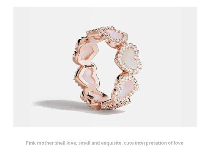 خاتم APM Monaco وردي مصنوع يدويًا من سبيكة مطلية بالذهب مرصع بعرق اللؤلؤ الزهري والزركونيا البيضاء على شكل قلوب