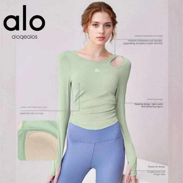 توب رياضي بأكمام طويلة وتصميم قاطع وحشوة صدر مدمجة بلون أخضر من alo clothing