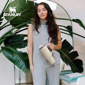 كوب Stanley Quencher الأصلي بحجم 887 مل مع مقبض مريح.