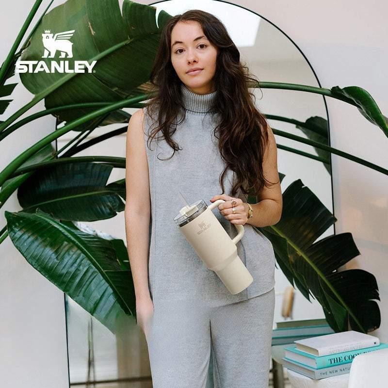 كوب Stanley Quencher الأصلي بحجم 887 مل مع مقبض مريح.