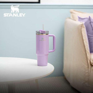 كوب Stanley Quencher الأصلي بحجم 887 مل مع مقبض مريح.