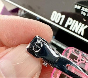 مشبك شعر Dior بتصميم بنقشة Oblique باللون الوردي.