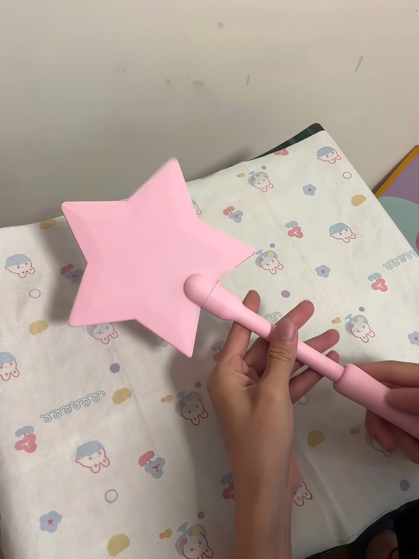 Magic Wand وردي بتصميم نجمة | عصا سحرية فاخرة