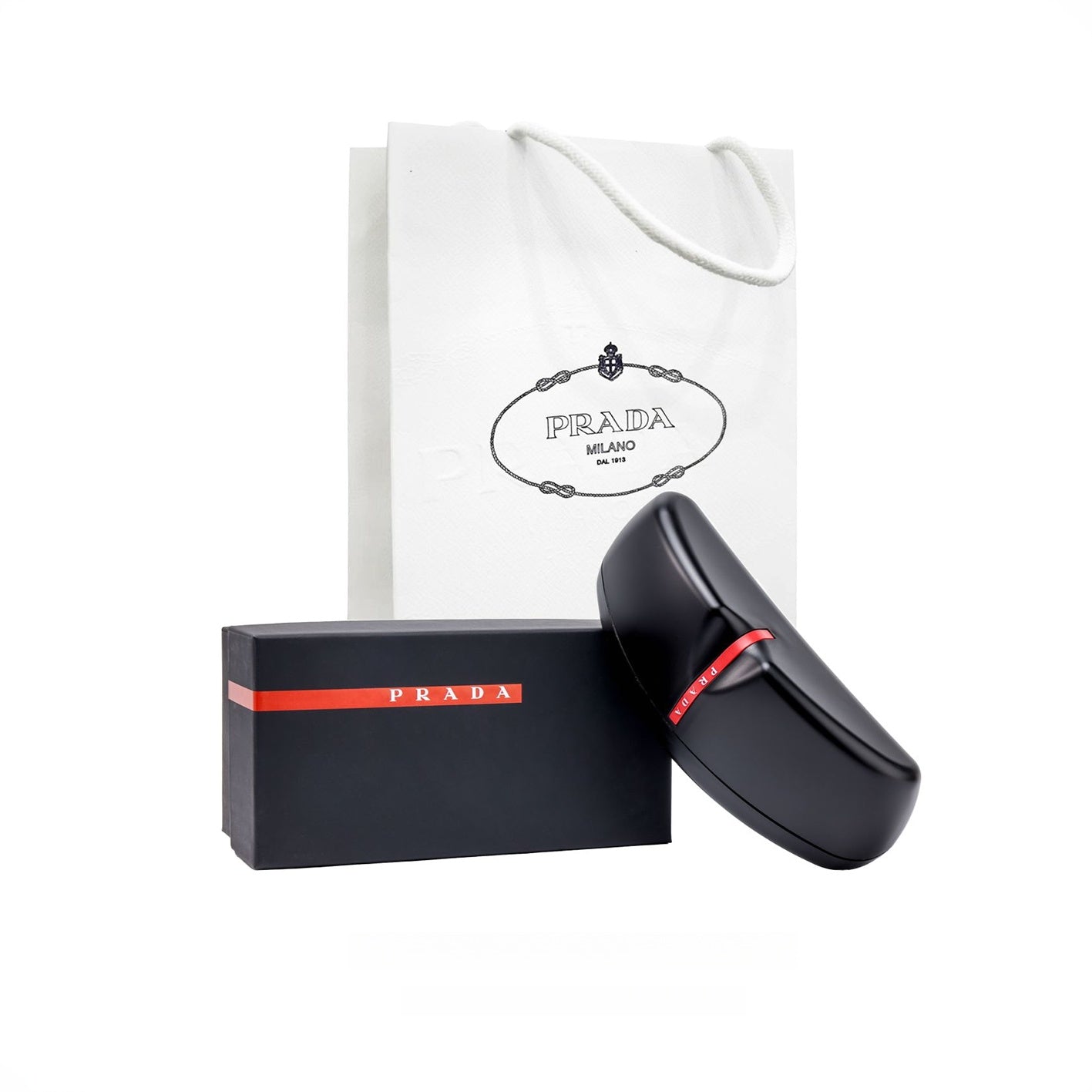 نظارات شمسية Prada بإطار أسود مميز