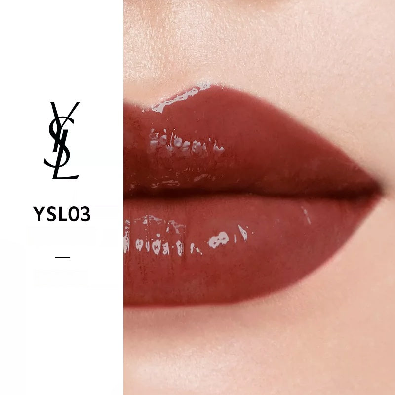 شفاه بدرجة بنية مائلة إلى الأحمر من احمر شفاه لامع بشعار YSL