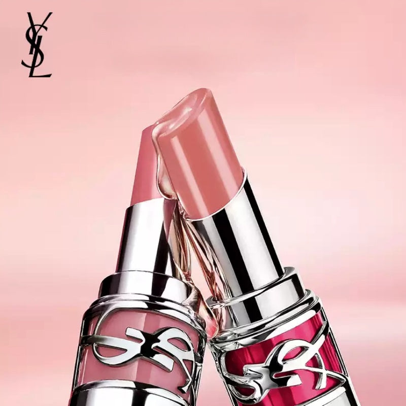 احمر شفاه لامع بشعار YSL، لقطة قريبة لقلمين مكشوفين بدرجتين ورديتين