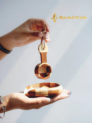 طبق من خشب الجوز لوزن حبوب القهوة من RocketCafe - رفعة