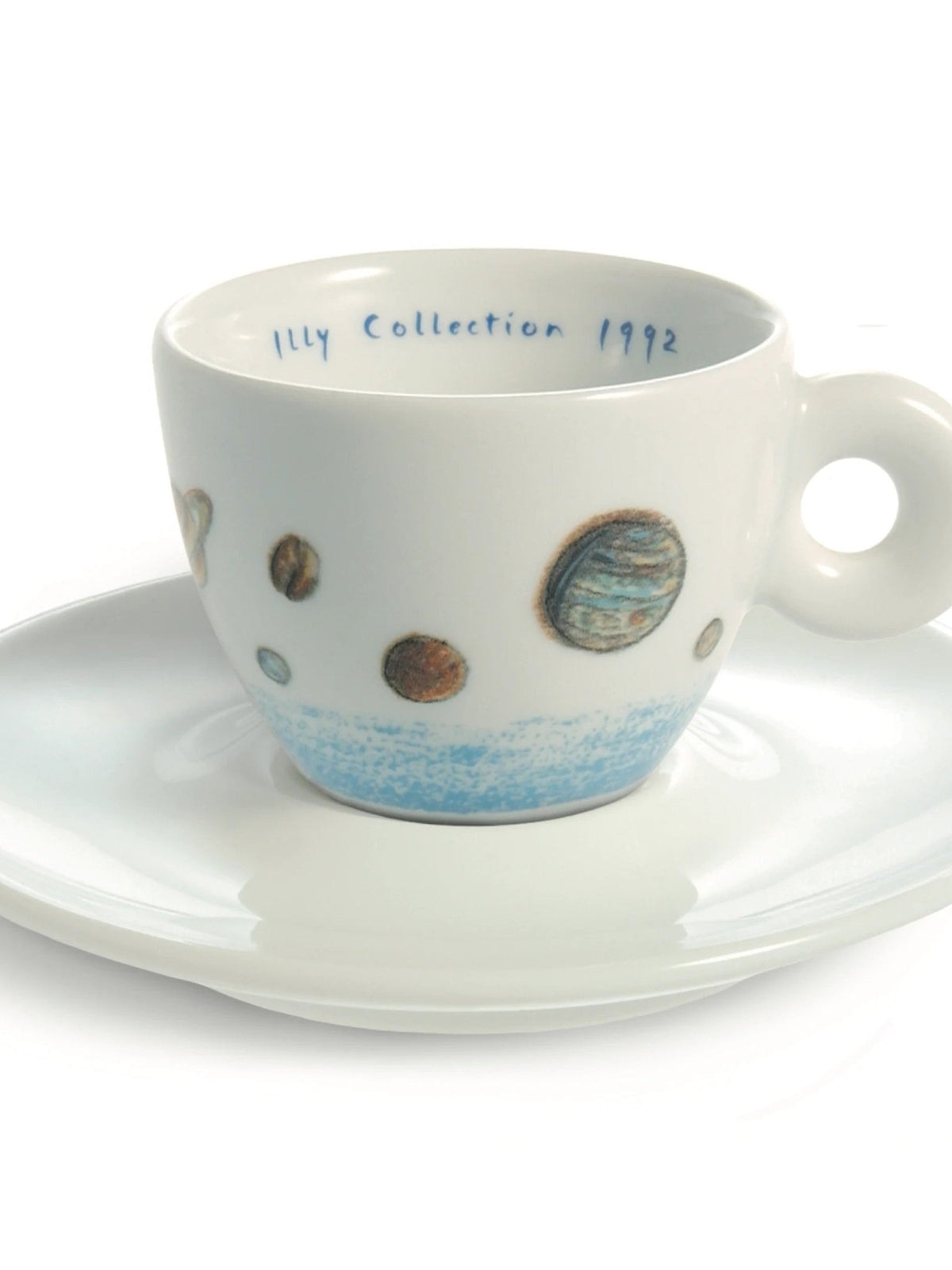 فنجان من طقم فناجين قهوة illy إصدار 1992 بتصميم كوكب على صحنه، منظر أمامي