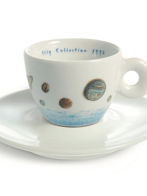 فنجان من طقم فناجين قهوة illy إصدار 1992 بتصميم كوكب على صحنه، منظر أمامي