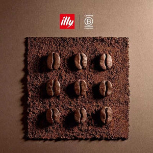 حبوب قهوة فوق بن مطحون من الأعلى، صورة مرافقة لطقم فناجين illy بينالي البندقية