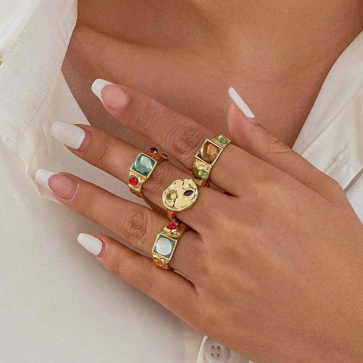 طقم خواتم Vintage بتصميم Irregular وأحجار ملونة جذابة.