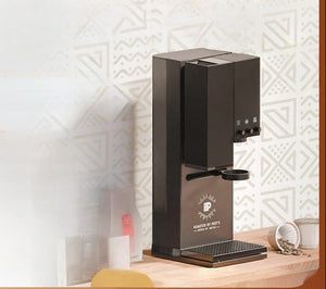 آلة قهوة xBloom Studio باللون الأسود kitchen counter setup view.